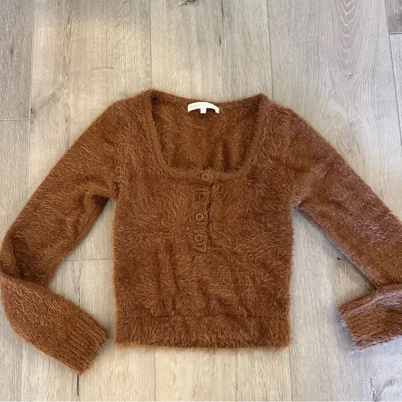 More to Come 🐻 Cropped Fuzzy Henley Long Sleeve Sweater Top - Picture 1 of 2
